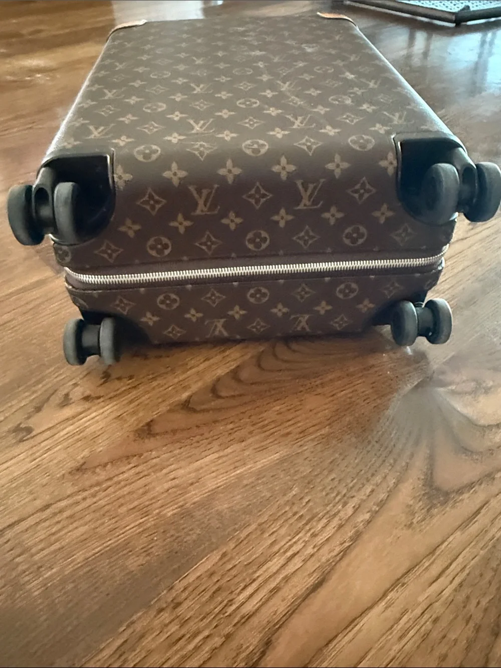 Louis Vuitton Horizon 50 Monogram Spinner Carry-On in Brown and Tan
